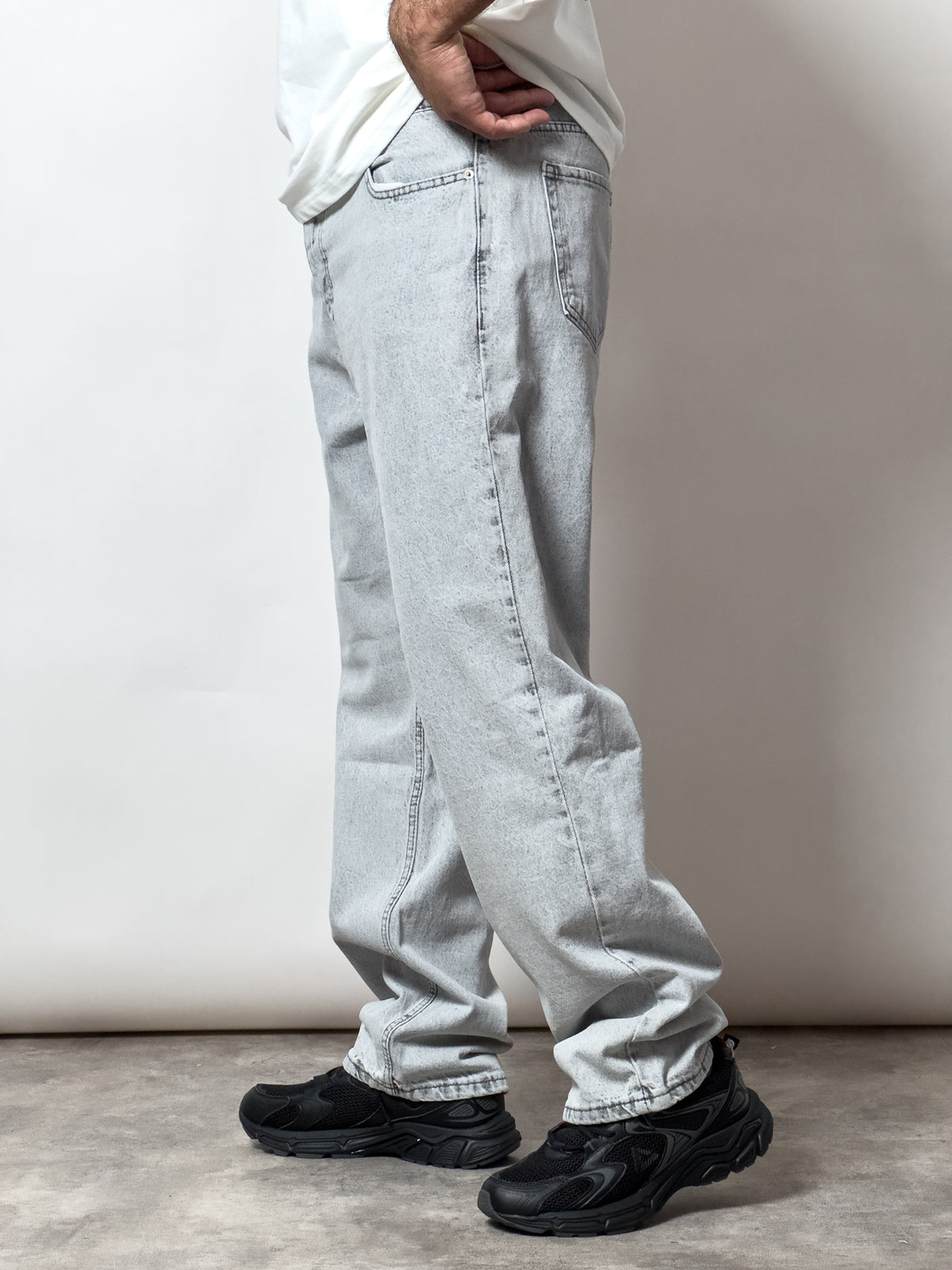 Jean baggy gris clair.