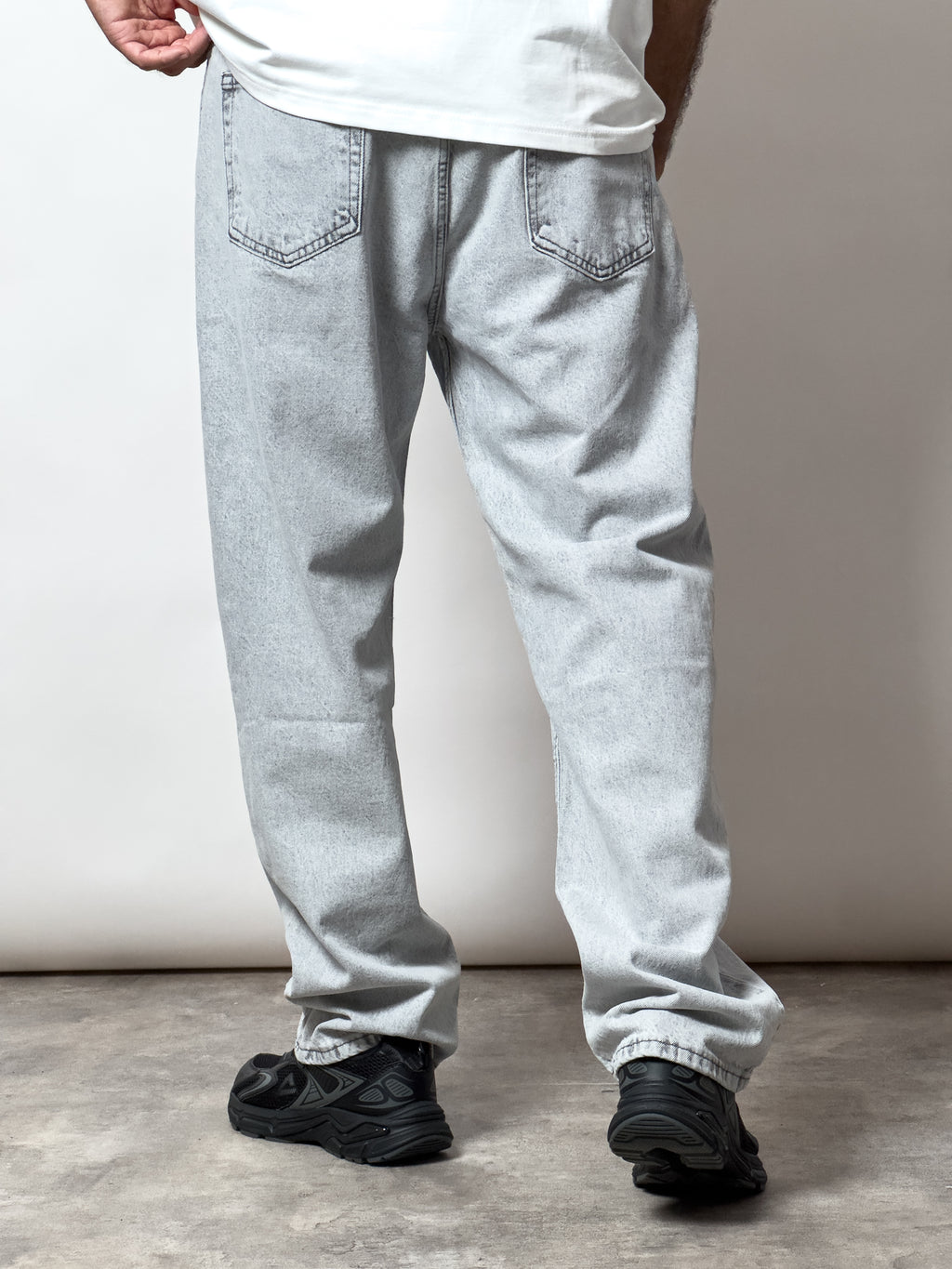 Jean baggy gris clair.