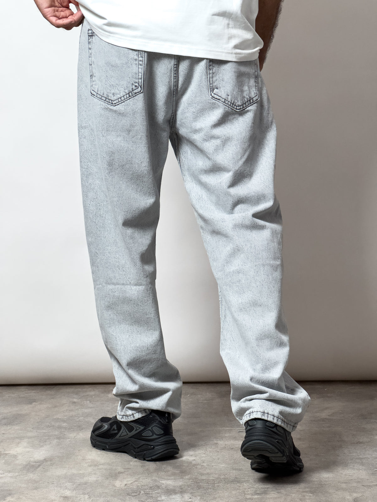 Jean baggy gris clair.