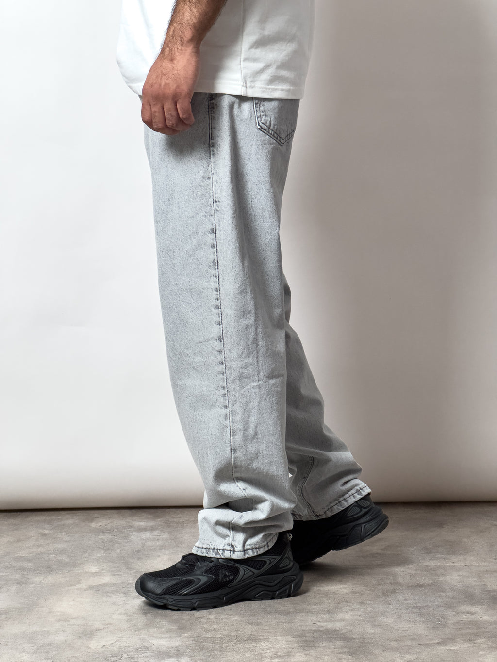 Jean baggy gris clair.