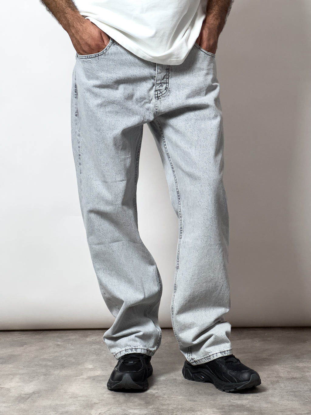 Jean baggy gris clair.