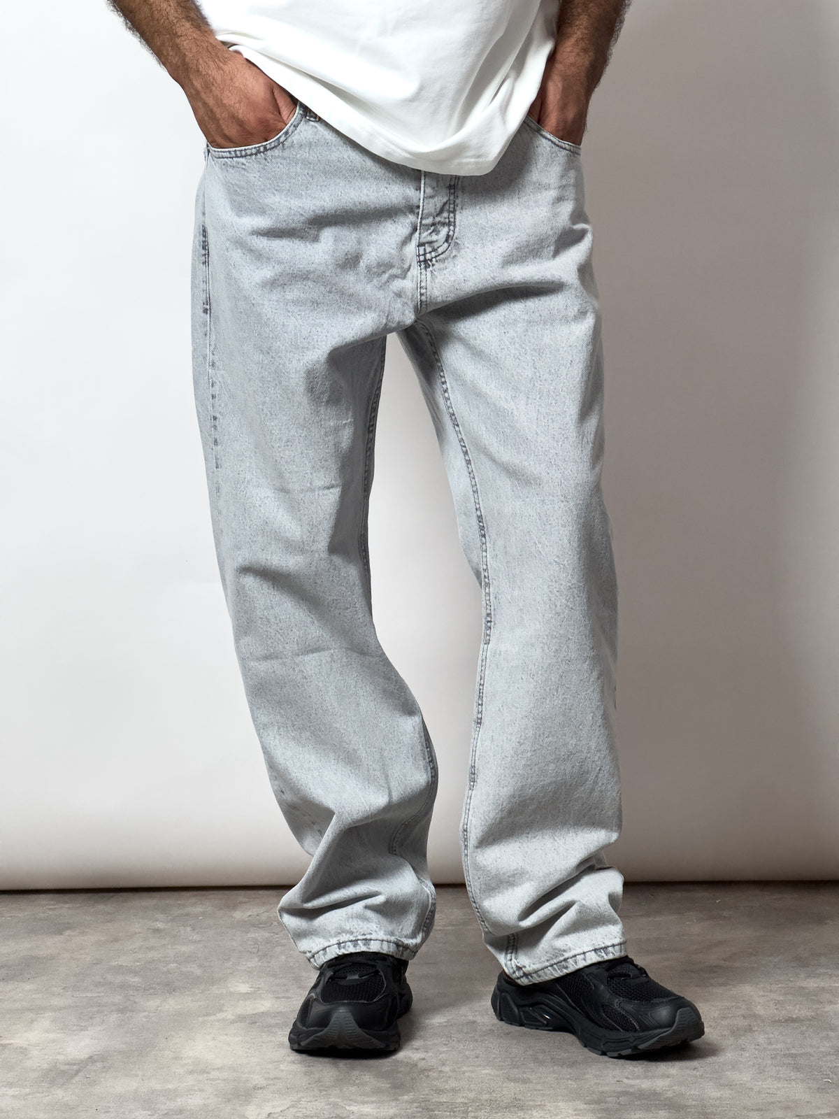 Jean baggy gris clair.